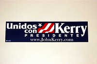2004 presidential campaign: A Kerry bumper sticker in Spanish.