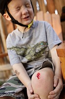 4 year old boy wincing after hurting knee