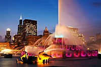 Illinois, Chicago, Buckingham fountain and Sears Tower, city skyline at dusk, landmark in Grant Park