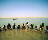 Fishermen. Young Bozo women. Niger river. Mali.