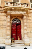 Vista de la entrada principal de una de las casas_palacetes que se encuentran en la Plaza Saint Paul de Mdina, la antigua capital de Malta en la época...