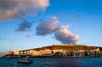La imagen muestra una puesta de sol en Marsalforn, en la isla de Gozo (Malta es un archipiélago, compuesto por tres islas Malta, Gozo y Comino, y dos ...