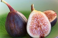 Fresh figs, whole and sliced
