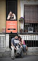 Couple sitting in old town, Cuenca. Castilla-La Mancha, Spain