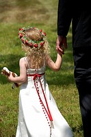 Girl holding father´s hand