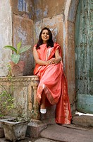 Indian Woman in red sari, Chandni Chowk Bazar, Old Delhi, India Indienne en sari rouge, Bazar de Chandni Chowk, Vieux Delhi, Inde Inderin in rotem Sar...