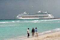 Cruise ship leaving the MIAMI Harbour