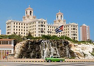 En primer plano un carro antiguo, detras el Hotel Nacional de Cuba, que con una historia de más de siete décadas, califica como un clásico del sector ...