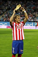 Diego Forlan, football player of the Atletico de Madrid, offers to his interest the European Golden Boot obtained in the season 2008-09, trophy to the...