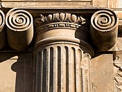 Columna con capitel de estilo jónico en la fachada del Palacio Real de Carlos V en la Alhambra de Granada, obra de Pedro Machuca, de estilo renacentis...