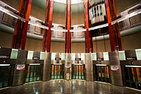 hall con ascensores de la nueva linea nueve L9 de Barcelona