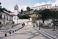 Square in front of the Cathedral of Leiria, Portugal, where it finds the tower of the cathedral.
