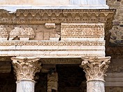 Entablamento con arquitrabe y columnas con capitel corintio del Teatro romano de Mérida - Ruinas de la ciudad romana de Emérita Augusta, Patrimonio de...