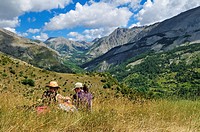 couple having a break, Var valley, Mercantour National Park, Haute Verdon mountains, Alpes de Haute Provence, France, Europe