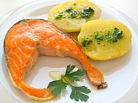 Salmon fillets grilled, with boiled potatoes, olive oil and parsley