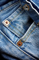 Pocket and close buttonhole closure of a blue jeans