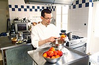 Pastry chef Anthony Beucher prepares blood oranges for dessert, restaurant Les Tonnelles by chef Gérard Bossé, Béhuard, Marne-et-Loire, Pays de la Loy...