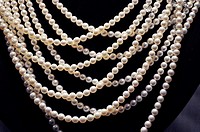 Shanghai (China): pearls sold in a jewelry of East Nanjing Road