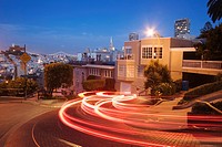 The Crookedest Street during dusk with the Transamerica Pyramd and the Financial District beyond, Lombard Street, San Francisco, California, USA