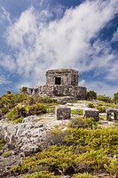 The Mayan ruins of Tulum and caribbean seashore, Tulum, Yucatan Peninsula, Quintana Roo, Mexico