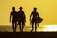 3 friends going to surf in Ericeira, in Portugal