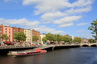 Temple Bar, Dublin, Republic of Ireland, Eire, Europe  View across the River Liffey to Batchelor´s Walk with cruise boat moored by jetty