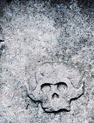 Tombstone with ominous engraving of an old skull