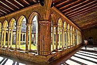 Abbey cloister, Saint Emilion, Gironde, France, Europe.	1015