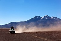 Cross-country vehicle on Salar Uyuni, Salt Desert, Southwest Highlands, Bolivia, South America.