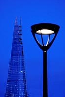 Winter cold on the south bank of the River Thames in the heart of London, England, with the Shard, Europe´s tallest building, in the background, and a...