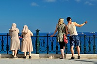 Two nuns and a couple of touristes. Tarragona.
