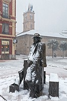 """El regreso de Williams B. Arrensberg"" o ""El Viajero"". Escultura de Eduardo Úrculo. Plaza de Porlier. Oviedo. Asturias. España