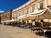 Venezian style building and restaurants the Duomo square, Syracuse, Sicily, Italy, Europe