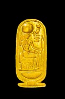 Egypt, Cairo, Egyptian Museum, Tutankhamon jewellery, from his tomb in Luxor : Gold ring in the shape of a cartouche, depicting a basket and the god R...