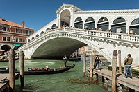 Rialto Bridge across Grand Canal, connecting the sestieri of San Polo and San Marco, Venice, Italy.