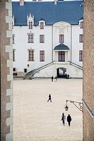 El castillo de los Duques de Bretaña es una antigua fortaleza medieval y palacio ducal situado en la ciudad de Nantes, en la región francesa de Países...