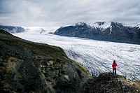 Iceland, Sudurland region, Skaftafell National Park, hiker contemplating the Skaftafellsjokull glacier (Skaftafellsjökull), Model Released