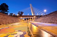 Vistas del puente de la Generalitat desde el lado del Río Vinalopó en Elche, España. .