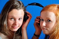 Two teen listening to music.