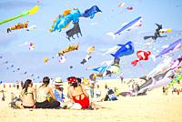 Fuerteventura, Canary Islands, Spain. 10th November 2018. Hundreds of kites flying on El Burro beach dunes near Corralejo at the 2018 Internationa Kit...