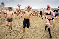 SCHEVENINGEN - New Year's Dive: Dutch swimmers celebrate by jumping into freezing North Sea.