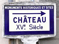 Panneau d'indication d'un chateau du XVeme siecle (Boussac).