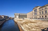 Construction area for ´´James-Simon-Galerie´´ with the museum ´´Neues Museum´´ on Museum Island after restauration. In foreground the Spree canal ´´Ku...