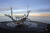 The sculpture of the Traveler of the Sun, by Jón Gunnar, captivates all the visitors who come to Reykjavik, it is a kind of skeleton of a boat by the ...
