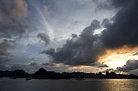 Sunset view of the Halong Bay is an extension of water of approximately 1,500 km². Located to the north of Vietnam It emphasizes the presence of karst...