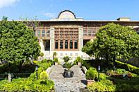 Zinat ol-Molk Mansion, Courtyard and garden, Shiraz, Iran, Asia.