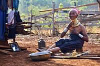 Kayan Lahwi woman making her morning wash and cleaning her brass neck coil with rice straw. The Long Neck Kayan (also called Padaung in Burmese) are a...