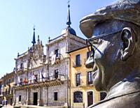 Casa consistorial barroca y estatua del barquillero. Ponferrada. León. Castilla León. España.