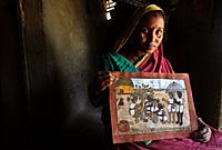 Pyatkar painter holding one of her paintings ( Jharkhand, india).