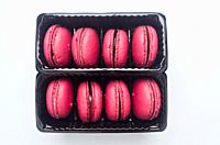 The current macaroons are cupcakes made with two cookies and a cream or ganache between them. They should not be confused with similarly named sweets ...
